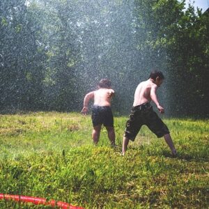 Sprinklervæske vs. vand - hvad er bedst?